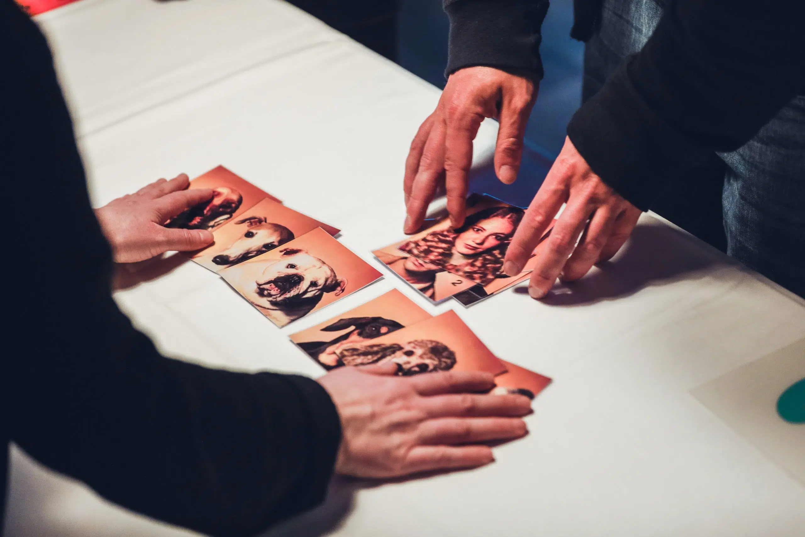 Hinweise kombinieren Hände sortieren Fotokarten als Hinweise für ein Rätsel